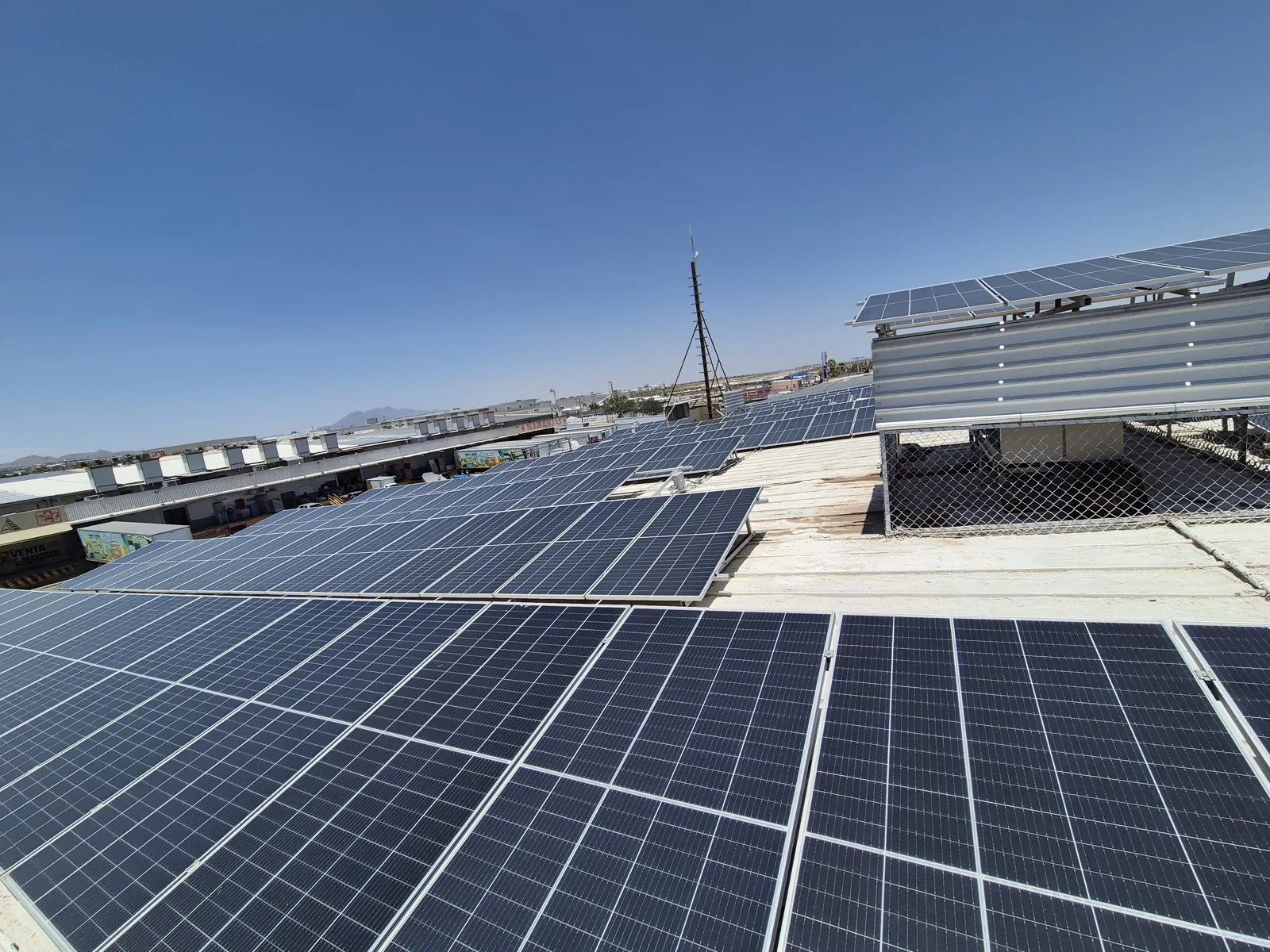 Paneles solares local comercial Frutería Teran mercado de abastos
