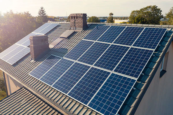 Paneles solares en una casa de Ciudad Juárez